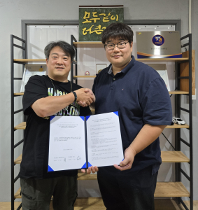 왼쪽부터 요망진연구소 최성기 대표이사, 애나 이상호 CTO가 업무협약 체결 후 기념사진을 촬영하고 있다