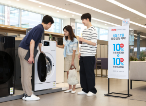 삼성전자 모델이 에너지 소비효율 1등급의 ‘세탁건조기’와 ‘에어컨’ 제품의 설명을 듣고 있다