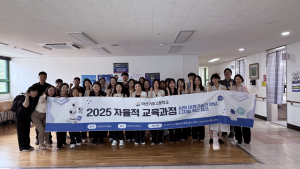 ‘AI·디지털 혁신 캠프’를 성공적으로 마친 바운더리엑스 협력 강사진이 기념 촬영을 하고 있다