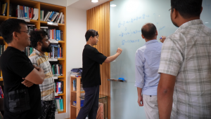국내외 연구진과 토론 중인 윤영대 JRG그룹장(가운데)
