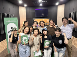 ‘음성해설 성우 양성과정 2기’ 교육생들이 지난 8월 4일 미디어센터내일 녹음실에서 녹음실습을 진행했다