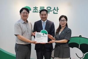 퍼시스그룹이 18일 서울 초록우산 본사에서 ‘퍼시스그룹 자립준비청년을 위한 첫가구 지원 사업 전달식’을 진행했다. 왼쪽부터 강원특별자치도 청년자립지원센터 라움 임종원 원장, 퍼시스홀딩스 김영규 부사장, 초록우산 사회공헌협력본부 신정원 본부장