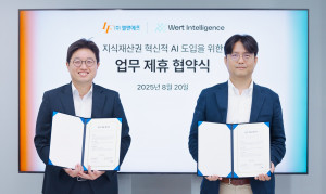 왼쪽부터 워트인텔리전스 윤정호 대표이사(CEO)와 엘앤에프 전상훈 소재개발연구소장이 기념 촬영을 하고 있다