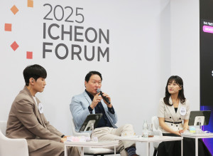 최태원 SK그룹 회장이 지난 20일 SK서린사옥에서 열린 ‘이천포럼 2025’ 폐막 세션에서 구성원들과 질의응답 시간을 갖고 있다