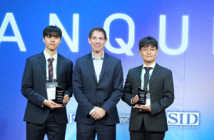 UDC’s Dr. Mike Weaver (center) presenting UDC’s annual Innovative Research and Pioneering Technology Awards to Tae Wook Yang (left) and Dong Jun Kim (right).