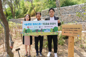 숨;편한 포레스트 사업 관계자들이 청송여자중·고등학교 학교 숲 완공 기념식에 참여하고 있다. 왼쪽부터 김민아 롯데홈쇼핑 커뮤니케이션팀장, 청송여자중·고등학교 박현배 교장, 백재욱 환경재단 부장