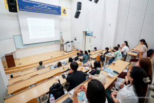 사이버한국외대 영어학부는 7월 19일(토) 대학 사이버관 소강당에서 University of Hawaii at Manoa 소속 Daniel Isbell 교수 초청 콜로퀴엄을 개최했다