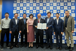 서울대학교 공과대학 김영오 학장(오른쪽에서 세 번째)과 후인 꾸옛 탕 하노이과학기술대학교 총장(오른쪽에서 네 번째)을 비롯한 양교 관계자들이 양해각서 교환 후 기념사진을 촬영하고 있다