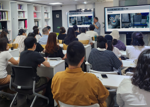 8월 7일 서울주얼리지원센터에서 열린 ‘주얼리 제조 과정 한눈에 보기’ 실전 멘토링에서 오효근 명장이 참여자들에게 주얼리 제작 공정을 설명하고 있다. 이날 강의는 디자인부터 주조, 세공, 도금, 출고까지 전 과정을 다루며 현장 경험을 바탕으로 한 실전형 조언이 이어졌다