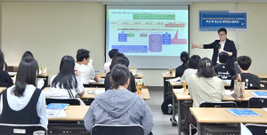 이투스 진로진학센터 박중서 센터장이 학교 밖 청소년을 대상으로 입시설명회를 진행하고 있다