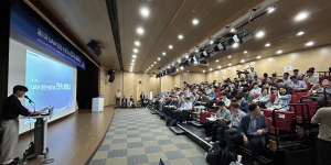 ‘제1차 UAM 안전·인증 기술 연속 세미나’에서 사회자가 개회를 알리며 세미나의 시작을 진행하고 있다