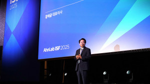 안랩 강석균 대표가 ‘안랩 ISF 2025’에서 인사말을 하고 있다