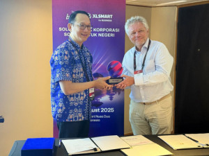 From left to right: Andrijanto Muljono, Director & Chief Enterprise & Strategic Relationship Officer, XLSMART; Patrick George, CEO, iBASIS