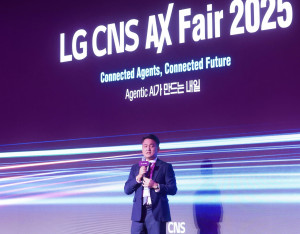 LG CNS AI클라우드사업부장 김태훈 전무가 30일 여의도 콘래드호텔에서 열린 LG CNS 고객 초청 행사 ‘AX 페어 2025’에서 환영사를 하고 있다