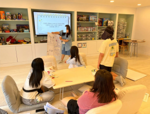 ‘더자람’ 프로그램에 참가한 청소년들이 서로 협동해서 만든 감정네컷 만화를 발표하고 있다