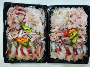 포항 오천시장에서 판매하고 있는 ‘만원 모듬회’(점포마다 회 종류 차이 있음)