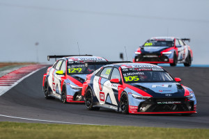 2025 TCR 월드투어 5라운드 호주 대회에서 현대자동차 ‘더 뉴 엘란트라 N TCR(국내명: 더 뉴 아반떼 N TCR)’이 주행하는 모습