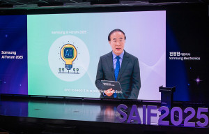 삼성전자 The UniverSE에서 진행된 ‘삼성 AI 포럼 2025’에서 삼성전자 전영현 대표이사 부회장이 개회사를 하고 있다