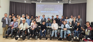 2025 A+페스티벌 프로그램 ‘장애인문학 은유 속 장애 해석하기’ 참가자들이 기념 촬영을 하고 있다
