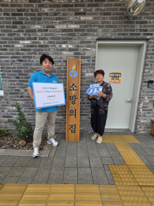 왼쪽부터 더제이컴퍼니 김성광 과장이 소망의집 박현숙 대표와 기념 촬영을 하고 있다(더제이컴퍼니 제공)