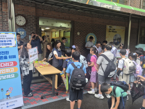 서울대영초등학교(교장 정민석)에서 전교생 1000여 명을 대상으로 ‘어린이보호구역 교통안전 캠페인’을 진행하고 있다