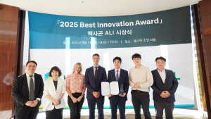 에쓰오일은 센서, 소프트웨어 및 자율형 기술을 결합한 디지털 리얼리티 솔루션 분야의 글로벌 선도기업인 헥사곤 에셋 라이프사이클 인텔리전스(Hexagon’s Asset Lifecyle Intelligence) 부문으로부터 ‘2025 베스트 이노베이션 어워드’를 수상했다. 지난 11일 헥사곤 주최로 웨스턴 조선 서울에서 열린 시상식에서 에쓰오일 박주용 팀리더(오른쪽에서 세번째), 헥사곤 아시아 태평양(APAC) 지역 총괄 Fabio Yada 사장(오른쪽에서 네번째) 등 양사 관계자들이 기념촬영을 하고 있다