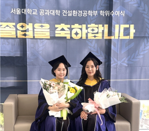 서울대학교와 몽골과학기술대학교에서 석사과정 복수학위를 취득한 엥흐징 씨(왼쪽)와 뭉흐히식 씨