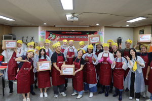 카바코리아 임직원들이 김장(깍두기) 봉사활동을 한 후 단체 사진을 찍고 있다