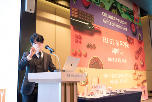유어쏨(Your Somm)의 홍광현 대표가 EU 페어링 테이스팅을 진행하고 있다