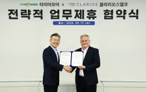 타이어모어-클라리오스델코 MOU 체결 현장. 왼쪽부터 클라리오스델코 원석준 대표, 미쉐린코리아 제롬 뱅송 대표가 기념 촬영을 하고 있다