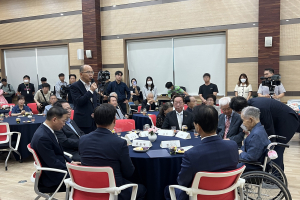 보훈공단 윤종진 이사장이 이석규 애국지사(오른쪽에서 첫번째)에 축하와 감사의 말을 전하고 있다