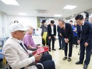 보훈공단 윤종진 이사장(오른쪽에서 두번째)이 올해 100세를 맞은 6.25 참전 유공자 두 분께 감사 인사를 드리고 있다
