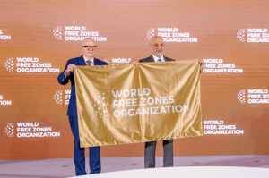 HE Miguel Lecaro, Ambassador of the Republic of Panama to China, receiving the flag from H.E. Dr. Mohammed Al Zarooni (Photo: AETOSWire)