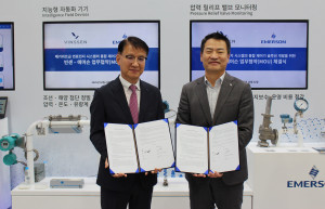 왼쪽부터 빈센 고연수 CTO와 한국에머슨 영업 총괄 이정원 본부장이 업무협약 체결 후 기념 사진을 촬영하고 있다