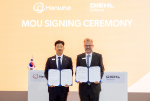 한화시스템과 딜디펜스(Diehl Defence)가 21일 ‘아이리스-T SLM 내 다기능레이다(MFR) 공급을 위한 사업협력 MOU’를 체결했다. 왼쪽부터 박혁 한화시스템 레이다사업센터장, 다니엘 셰펠만(Daniel Schepelmann) 딜디펜스 마케팅 담당