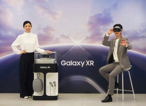 22일 삼성 강남에서 삼성전자 모델들이 새롭게 공개된 ‘갤럭시 XR’을 소개하고 있다