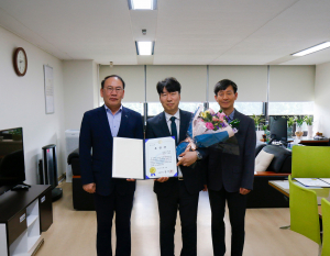 임병철 서울지방조달청장(왼쪽)이 애즈원 이정재 대표(가운데)에게 표창장을 수여하고 기념사진을 촬영하고 있다