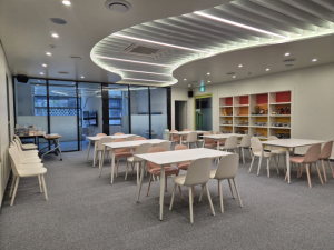 역삼청소년센터 청소년 전용공간 내 게임존(플스, 닌텐도)과 보드 게임 및 레고존의 모습