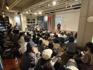 조용민 언바운드랩데브 대표가 10월 28일 서울 마포구 합정동 디벙크(DEBUNK)에서 열린 ‘2025 서울시 청년수당 10월 커뮤니티데이’에서 ‘지금 이 시대, 나답게 성장하는 방법’을 주제로 특강을 진행하고 있다(ⓒ서울광역청년센터)