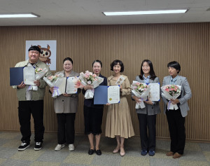 수상자들이 시상식에서 기념 촬영을 하고 있다