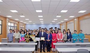 지난 25일 호치민인문사회과학대학에서 열린 한국학과 전용 강의실 오픈식에서 이재혁 퍼시스 베트남 사업개발팀 CSR 담당자(가운데)와 판 탄 딘(Phan Thanh Dinh) 부총장(우측) 등 참석자들이 기념 촬영을 하고 있다