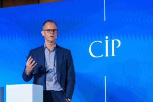 톨슨 스메드 수석부회장이 지난 28일 포시즌스 호텔 서울에서 열린 ‘CIP Investor Day’에서 발표하고 있다