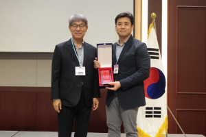 왼쪽부터 김방희 한국화학공학회장, 남재욱 서울대학교 화학생물공학부 교수