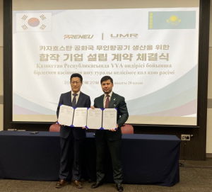 10월 20일 일산 킨텍스에서 진행된 프리뉴-카자흐스탄 공화국 UMR 합작 기업 설립 협약(MOU) 체결식에서 프리뉴 이종경 대표(오른쪽부터)와 UMR CEO 아우예조프 예르잔 하비볼라예비치가 기념 촬영하고 있다
