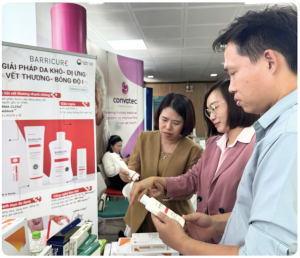베트남 간호협회 학술대회 현장에서 베리큐어(BARRICURE) 부스를 방문한 현지 의료진들이 제품을 살펴보고 있다
