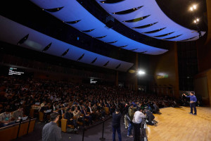 3일 서울 강남구 코엑스에서 열린 ‘SK AI Summit(서밋) 2025’에서 청중들이 최태원 회장의 ‘AI Now & Next’를 주제로한 기조연설을 듣고 있다