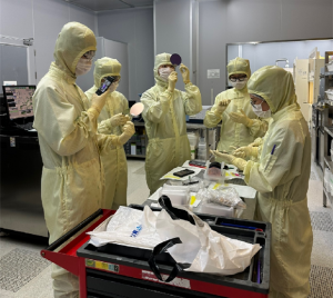 ‘2025학년도 반도체 실습 프로그램’ 참여 학생들이 실습 과정에 참여하고 있는 모습