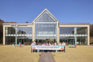 퍼시스 임직원들이 지난 12일 경기도 남양주 푸르메소셜팜에서 봉사활동을 마치고 기념촬영을 하고 있다