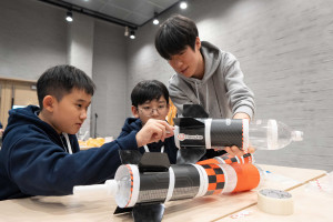 ‘Lift off, my NURI' 참여 학생들이 3단분리형 물로켓을 제작하고 있다