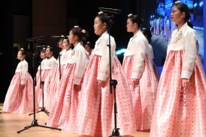 방배ART유스센터 소속 푸르른어린이합창단이 BTF 푸른나무재단 30주년 기념 공연에서 ‘2025 색감옷감’ 프로젝트를 통해 완성된 청소년 창작 한복을 단복으로 입고 무대에 올랐다